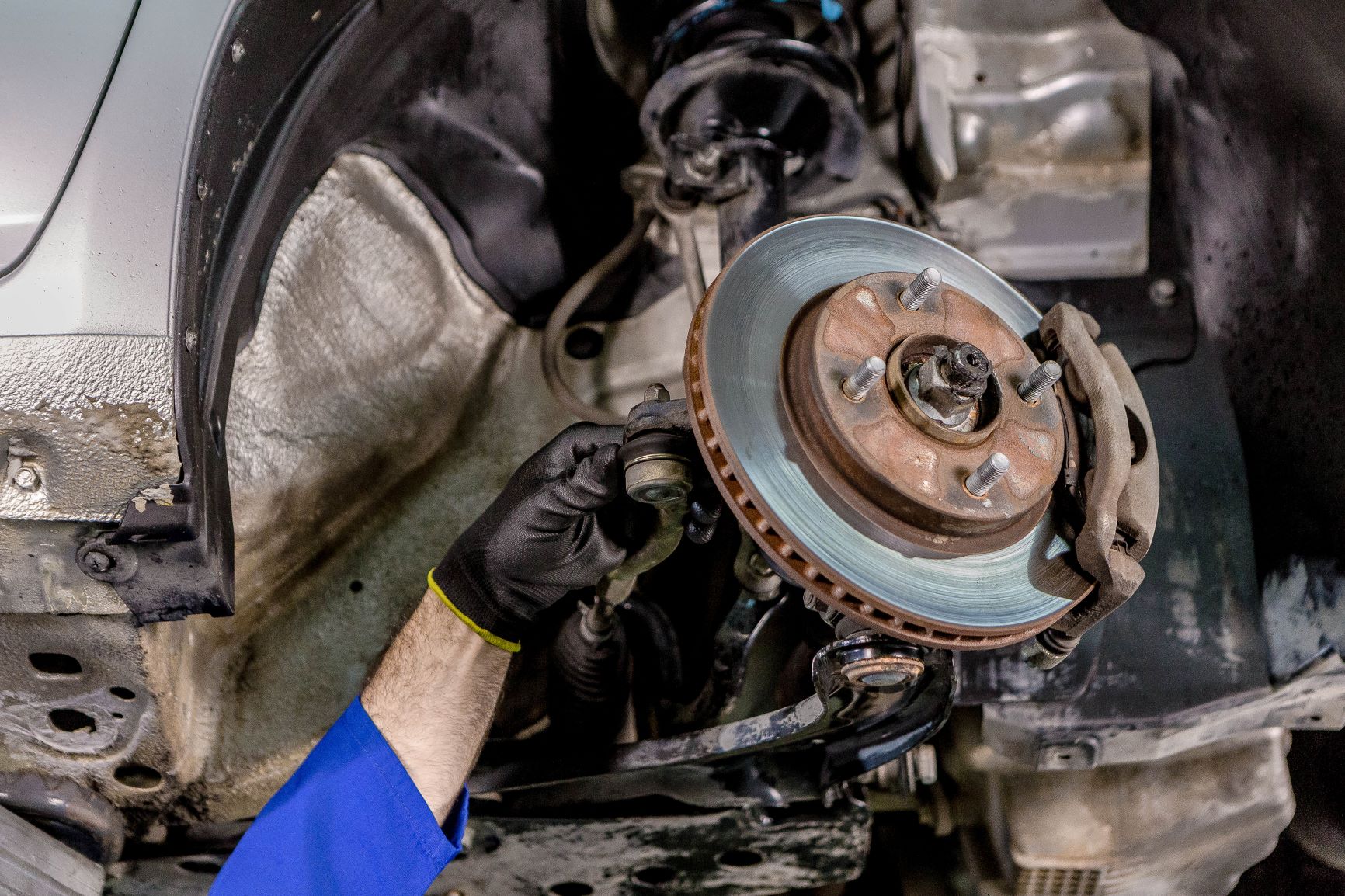 Troca de Pivô de Suspensão: Guia Técnico Completo Para Segurança e Estabilidade Veicular 1 imagem de uma roda desmontada com pivo de suspensão