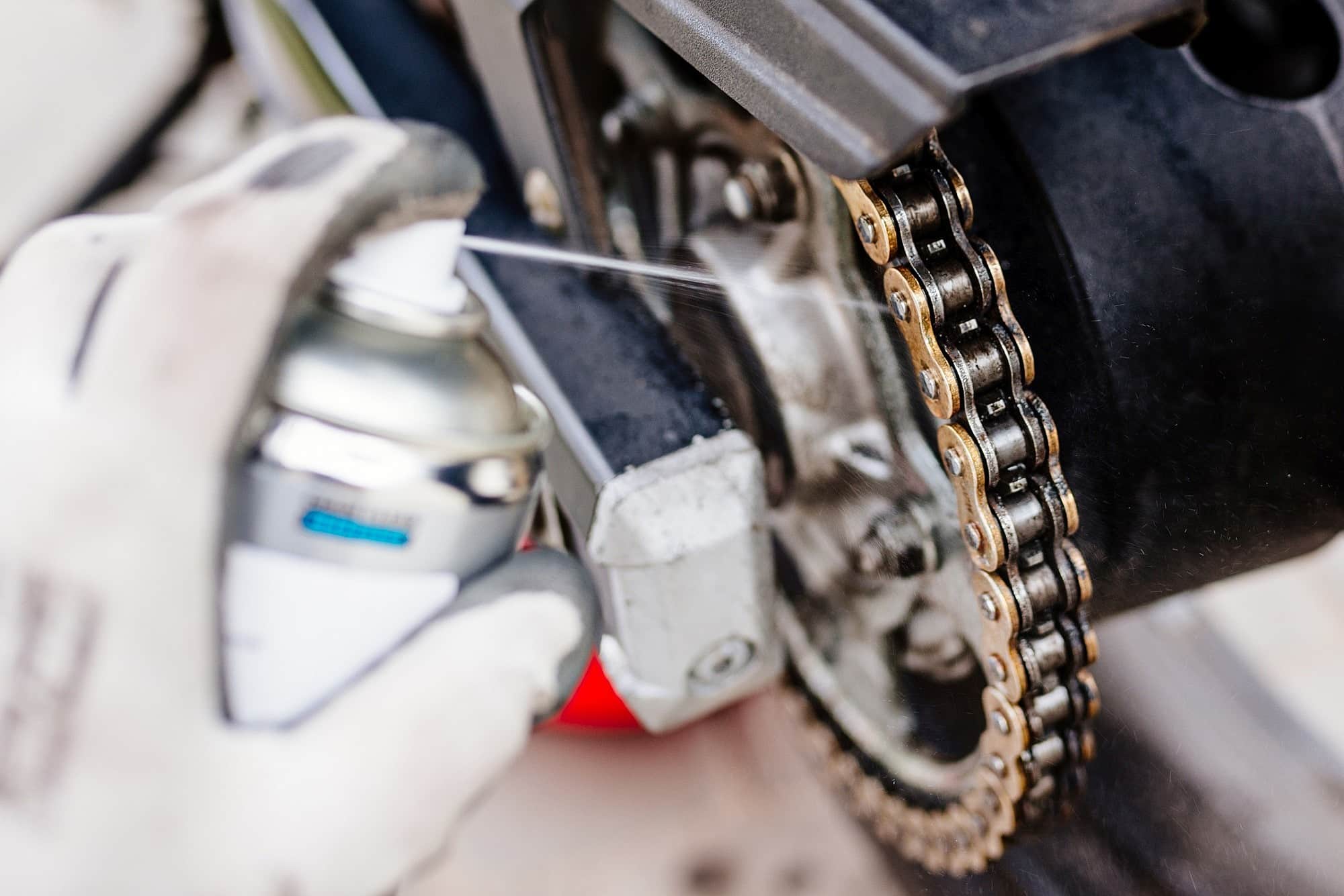 Quais cuidados devem ser tomados com as correntes de moto?