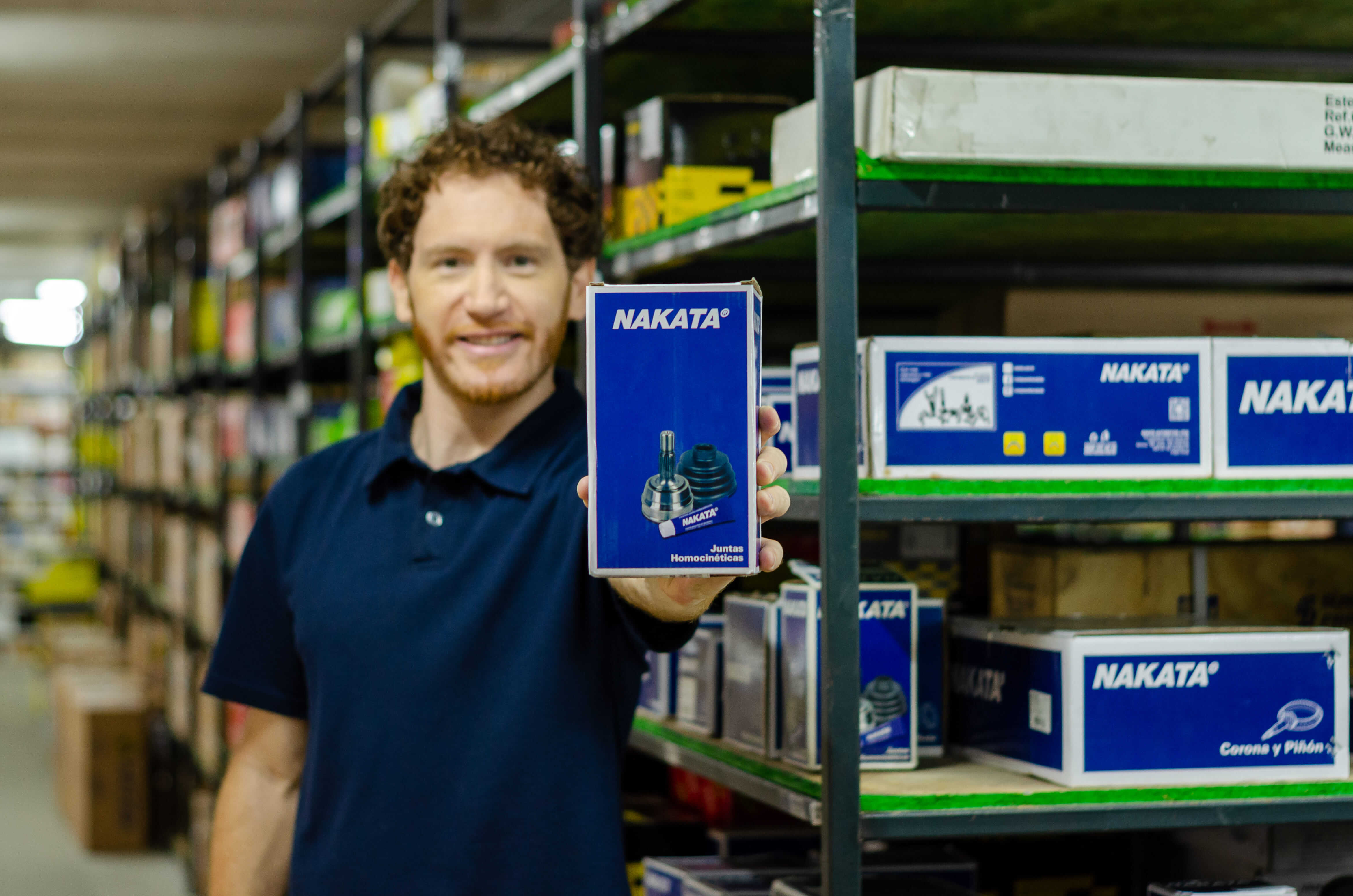 Imagem do vendedor de uma loja de motopeças indicando a peça correta para o seu cliente