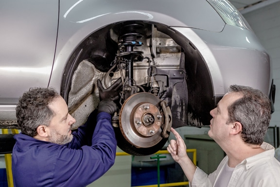 Amortecedor vazando óleo? Descubra o que você pode fazer