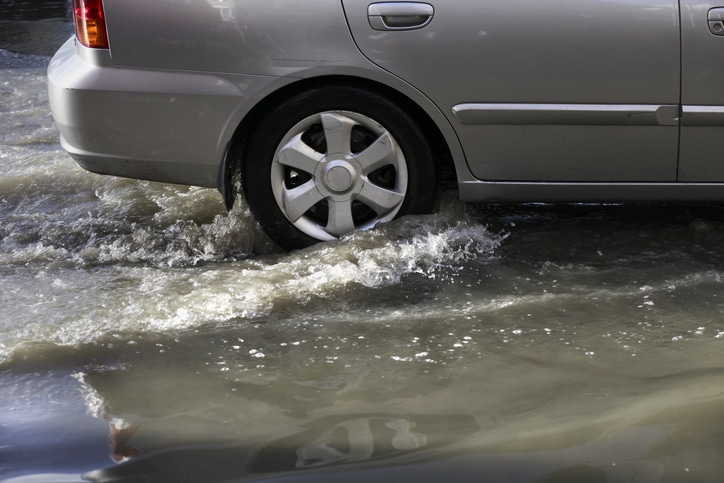 Enfrentou enchente? Veja o que fazer com seu carro após essa situação