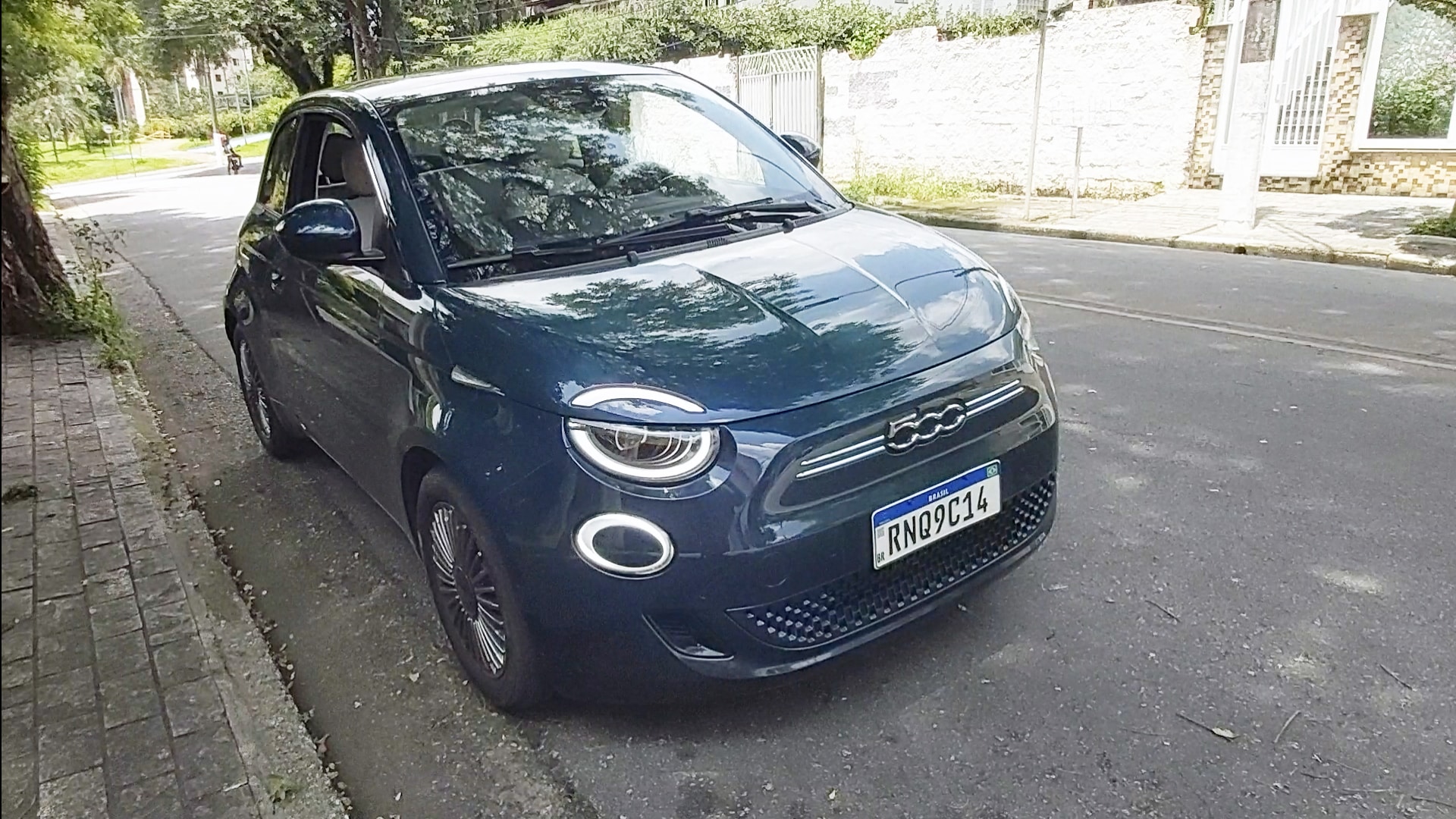 Estilo eletrizante marca o subcompacto Fiat 500e