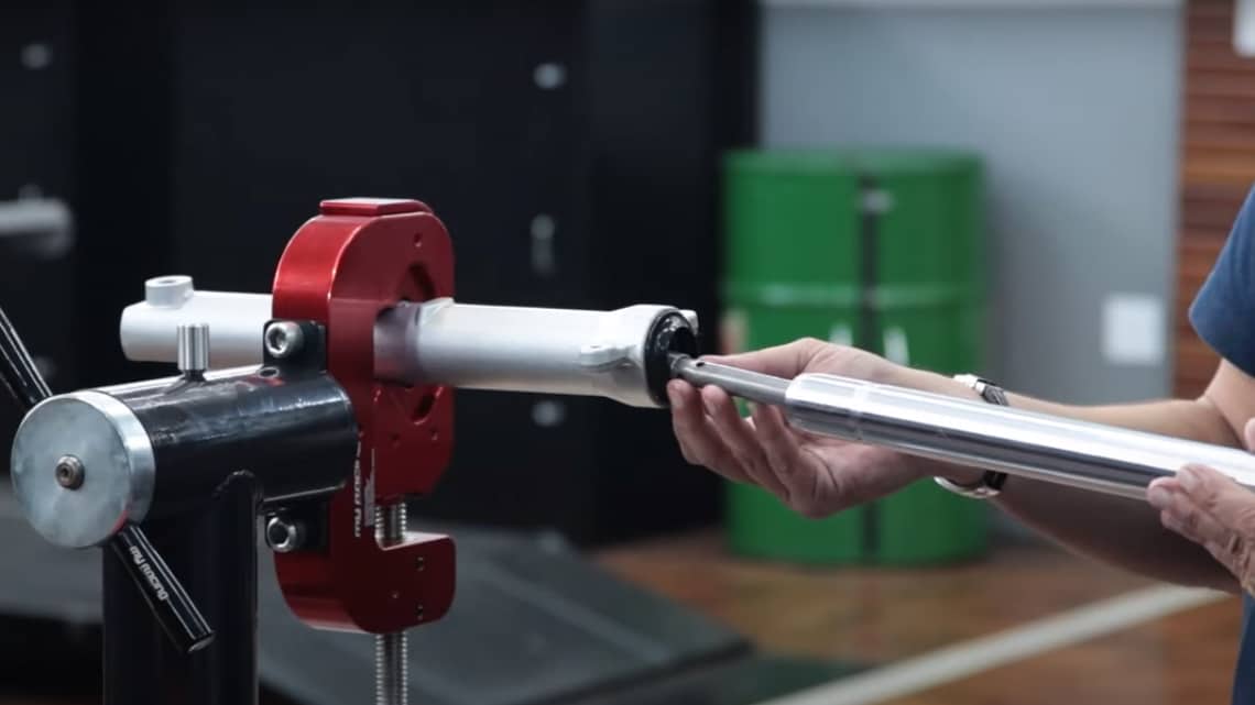 Troca do tubo interno da moto