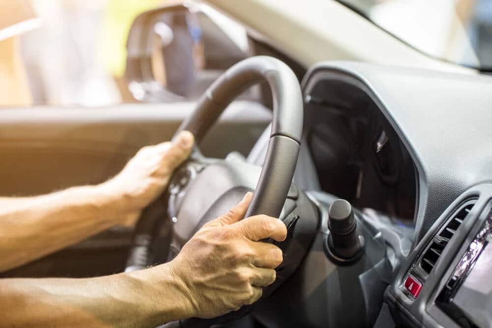 Por que poucos carros com volante à direita podem rodar no Brasil