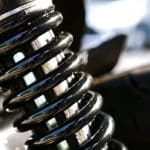 Os amortecedores desempenham um papel imprescindível no sistema de suspensão. Sua principal função é absorver os impactos das irregularidades do solo, estabilizando a carroceria e garantindo que os pneus mantenham contato com o chão. Com isso, o veículo ganha em conforto, dirigibilidade e segurança.