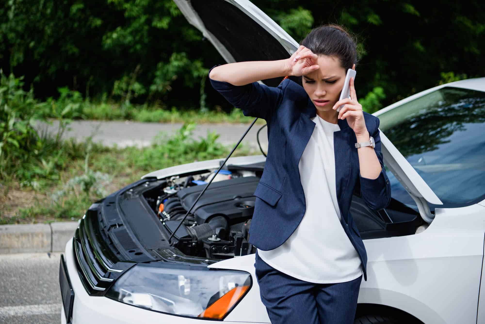 Break car. Сломалась машина фото. Девушка со смартфоном рядом с автомобилем. Машина стоковое фото. Сломанная машина стоковые фото.